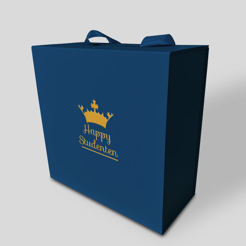 Studentmössa förpackad i en djupblå presentlåda som ger bra skydd för hatten.