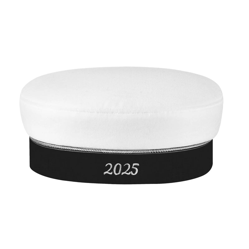 Baksidan av en svart-namnband studentmössa med silverdetaljer och silverbroderi av 2025, en symbol för examen och prestation.