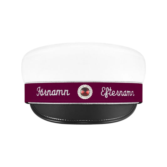 Studentmössa med vinrött namnband, silverkant och silverkokard. Kan anpassas med namn brodyr. Baksidan har årtalet 2026. Levereras i en elegant presentförpackning med en silkeslen påse.