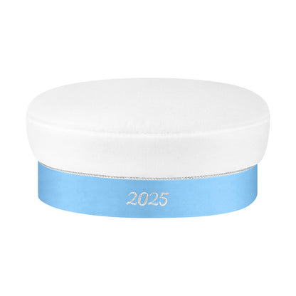Studentmössa med himmelsblått namnband, silverkant och silverkokard. Anpassa med namnbroderi. Baksidan har årtalet 2025. Presenteras i en stilren presentförpackning med silkeslen påse.