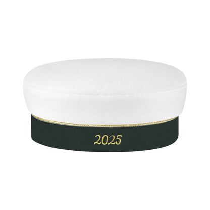 Studentmössa i grönt med guldbroderi "2025", visad bakifrån.
