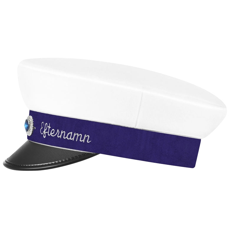 Studentmössa i violett med silverkant, visad från sidan för att framhäva detaljerna i designen och broderiet.