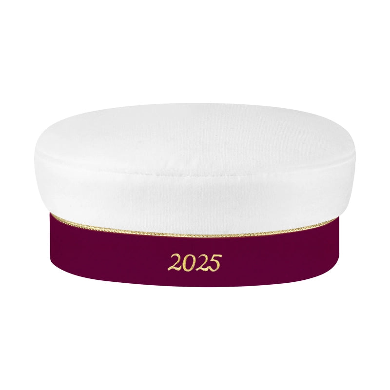 Studentmössa med vinrött namnband, gulddetaljer och silverkokard. Kan anpassas med namn brodyr. Baksidan har årtalet 2025. Levereras i en elegant presentförpackning med en silkeslen påse.