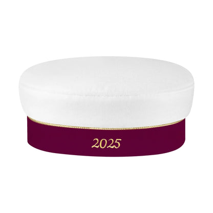 Studentmössa med vinrött namnband, gulddetaljer och silverkokard. Kan anpassas med namn brodyr. Baksidan har årtalet 2025. Levereras i en elegant presentförpackning med en silkeslen påse.