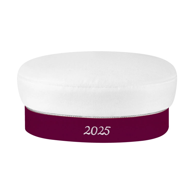 Studentmössa med vinrött namnband, silverkant och silverkokard. Kan anpassas med namn brodyr. Se ifrån baksidan har årtalet 2025. 